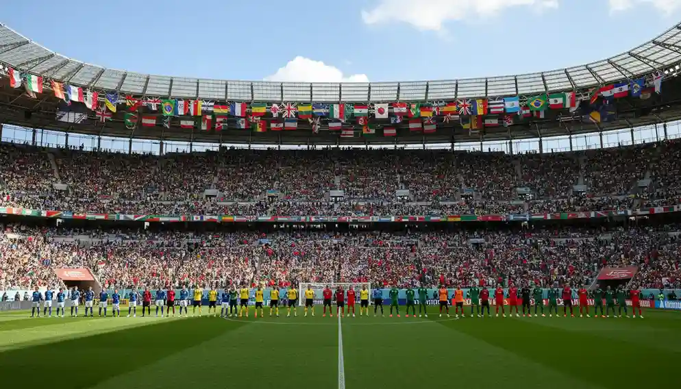 Internationaal voetbalstadion vol supporters met vlaggen van verschillende landen tijdens een WK-wedstrijd
